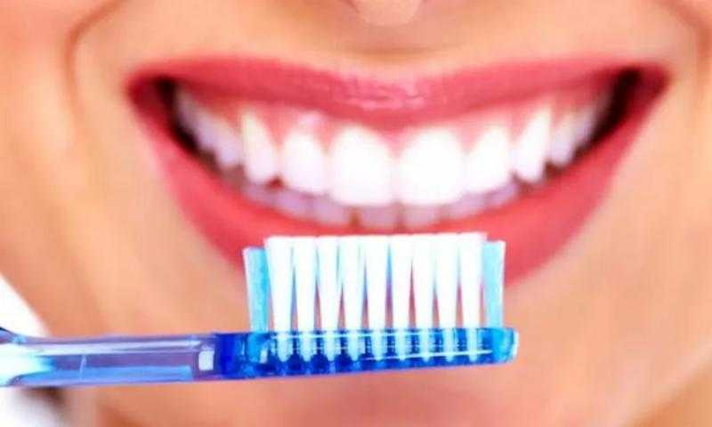 عادات خاطئة تُدمر أسنانك رغم الاهتمام بتنظيفها.. حاول تجنبها